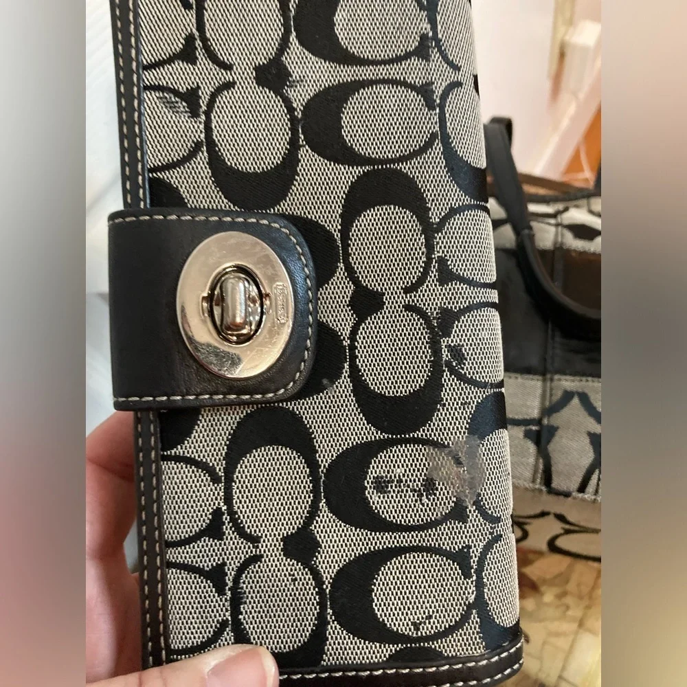 COACH signature stripe  No. 12429
SHOULDERBAG tote VNTG and wallet - Picture 12 of 16